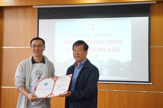 图片包含 墙壁, 人员, 室内, 男士
已生成极高可信度的说明